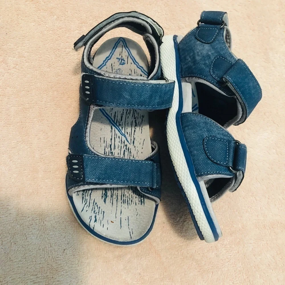 Boys sandal size 33